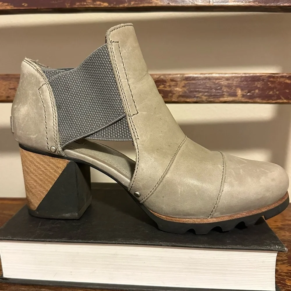 Sorel Addington Ankle Boots Quarry Light Gray Cut Out Heeled Booties Sandals